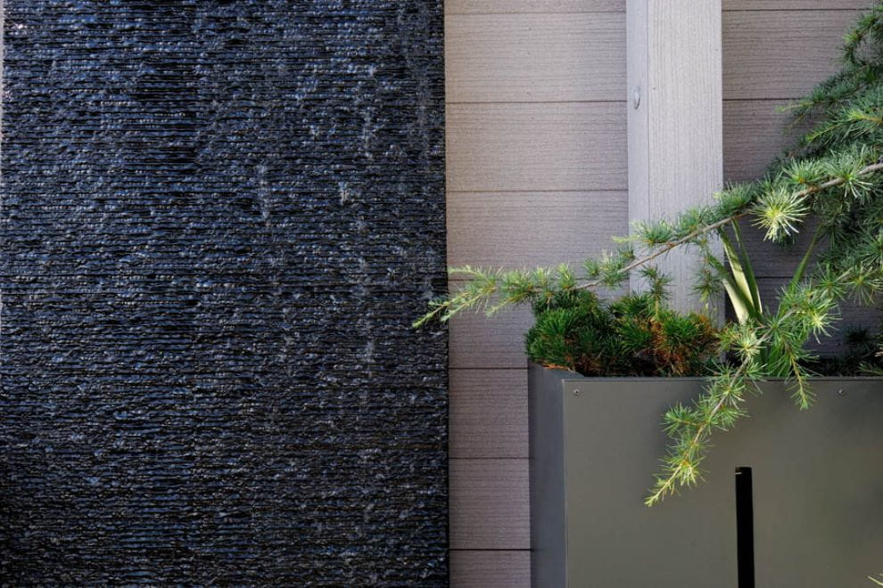 detalle de diseño de fuente de pizarra con jardineras realizadas en acero corten con doble piel