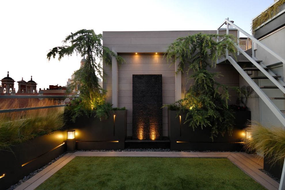 diseño de terraza en atico con fuente y cedros